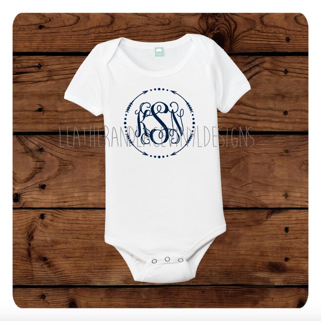 Rebe Monogramm Kreis Pfeil Bodysuit von LeatherAndLaceVinyl