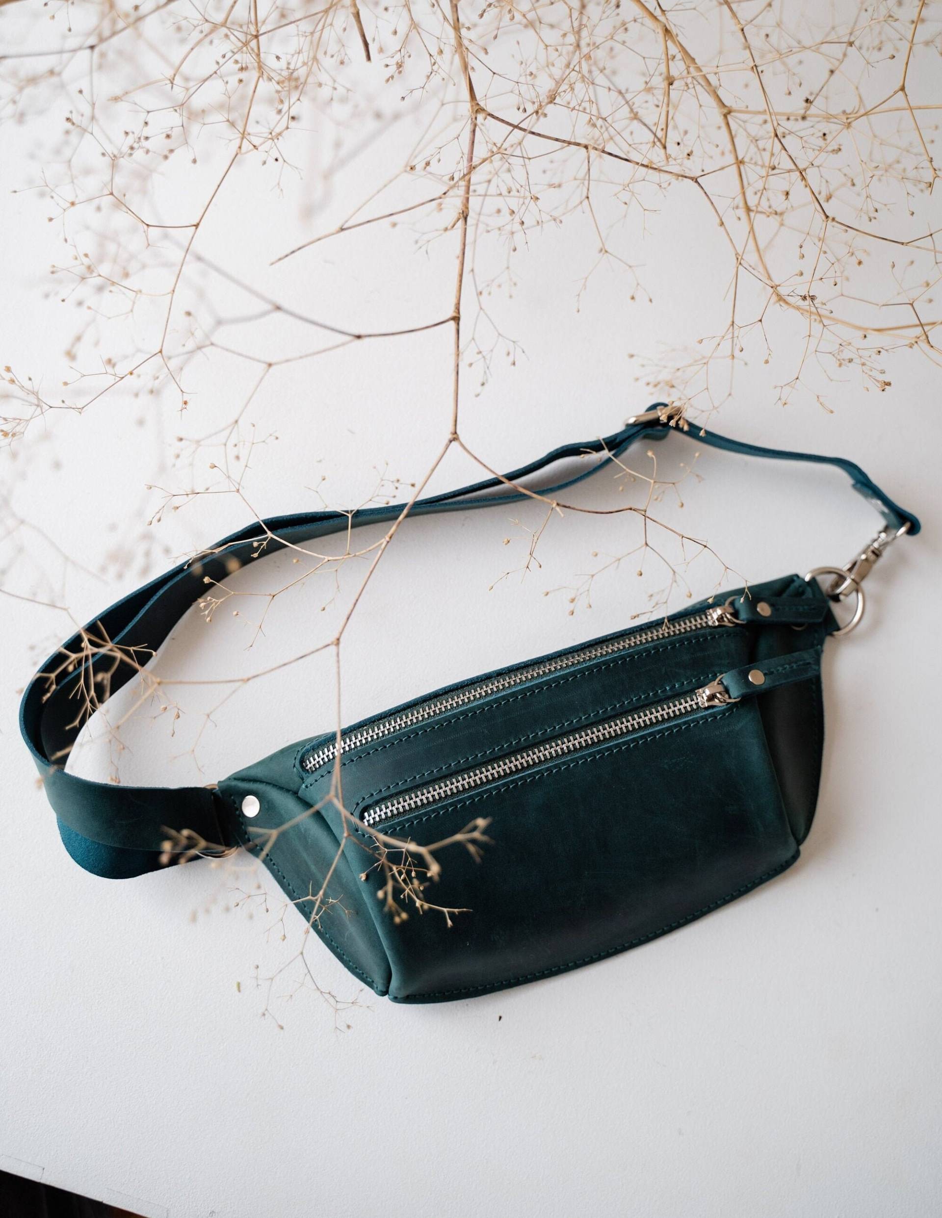 Leder Bauchtasche, Grüne Gürteltasche, Hüfttasche, Schwarze Festivaltasche, Kleiner Rucksack, Gürteltasche von LeatherArtShowroom