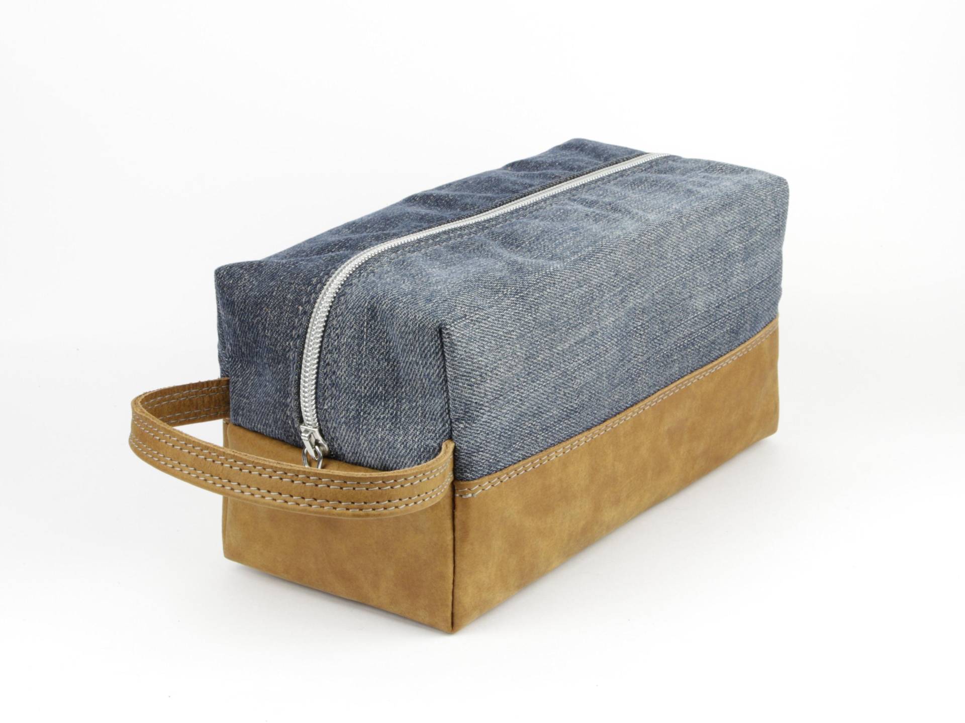 Kulturbeutel Aus Braunem Leder Und Jeans. Reiseset. Rasierset von TassenVanILZA