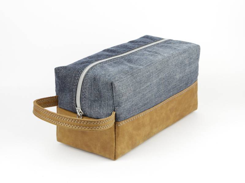 Kulturbeutel Aus Braunem Leder Und Jeans. Reiseset. Rasierset von TassenVanILZA