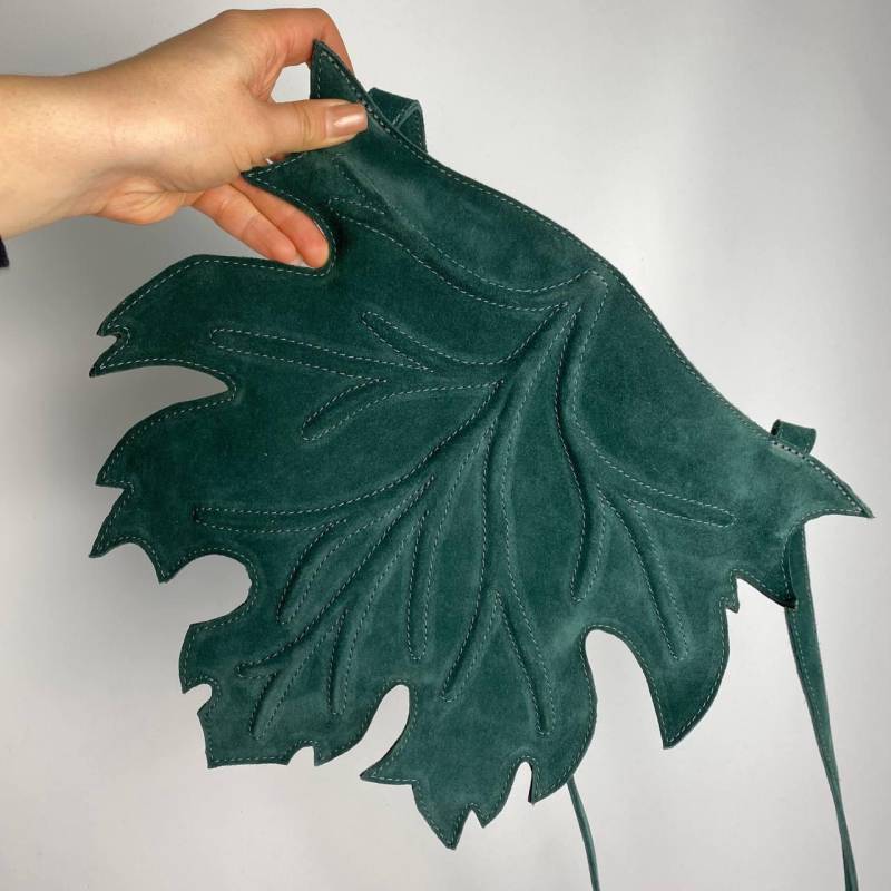 Blatt Umhängetasche - Grünes Wildleder & Samt Doppelseitiger | Einzigartige Waldform Vegan Leder Geldbörse Verstellbare Gurt-Handgemachtes Geschenk von LeatherByHannaKo
