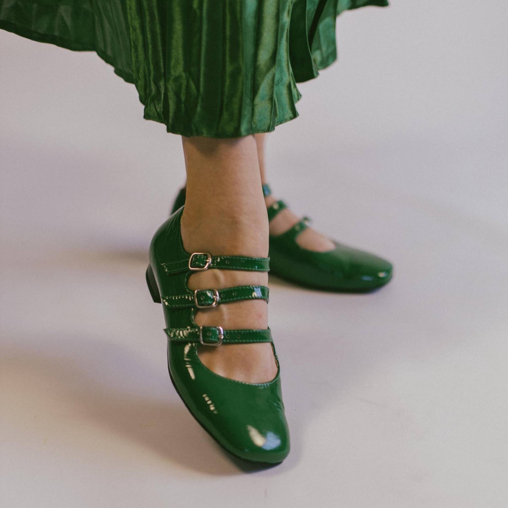 Grüne Lackleder Mary Jane Ballerinas - Drei Riemchen Balletcore Schuhe, Handgefertigte Retro Wohnungen, Glänzendes Veganes Leder Style Grüne Lackleder Mary Jane Ballerinas - Drei Riemchen Balletcore Schuhe, Handgefertigte Retro Wohnungen, Glänzendes Veganes Leder Style von LeatherByHannaKo