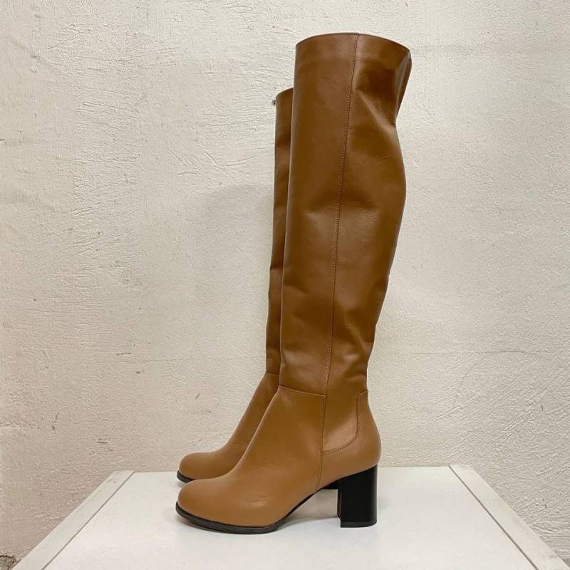 Hohe Lederstiefel - Handgefertigte Benutzerdefinierte Braune Kniehohe Stiefel, Weiches Echtes Leder, Mittelschwerer Absatz, Breite Wade Verfügbar von LeatherByHannaKo