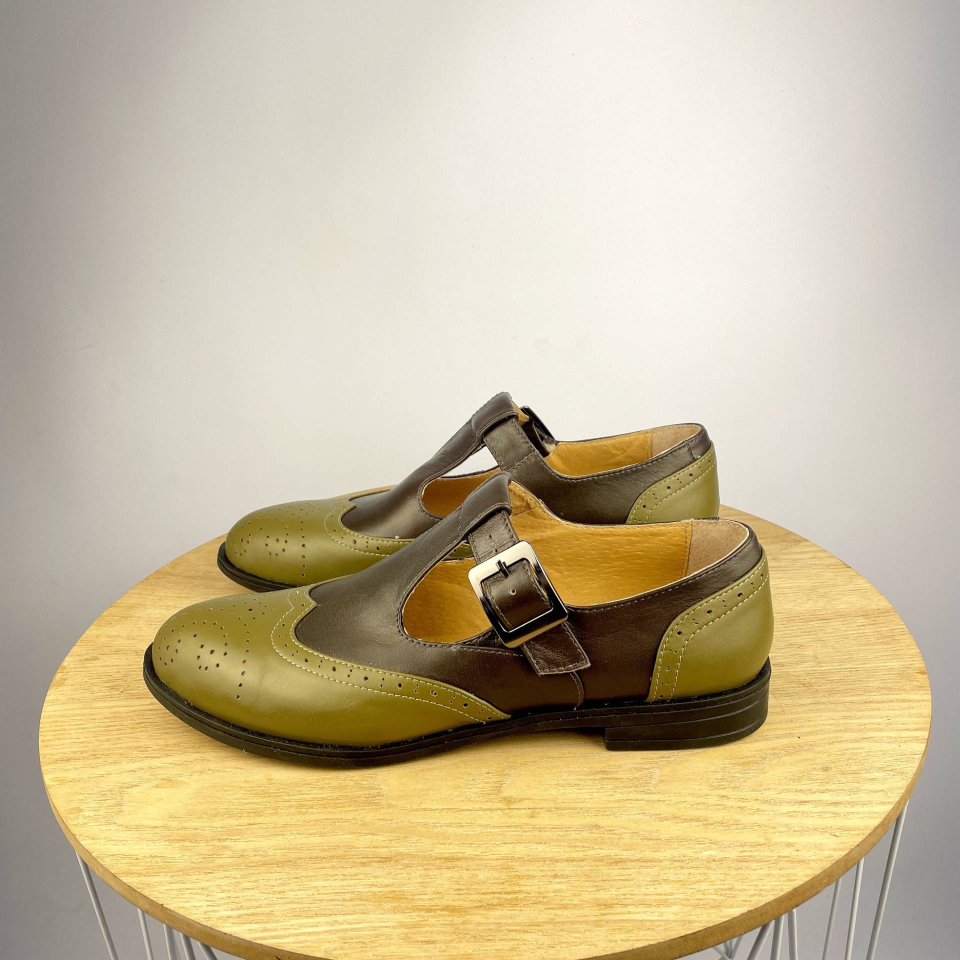 Zweifarbige Mary Janes Aus Leder - Olivgrün & Braun Vintage Ballerinas Handgefertigte, Maßgefertigte Damen-Oxfordschuhe Zweifarbige Mary Janes Aus Leder - Olivgrün & Braun Vintage Ballerinas Handgefertigte, Maßgefertigte Damen-Oxfordschuhe von LeatherByHannaKo