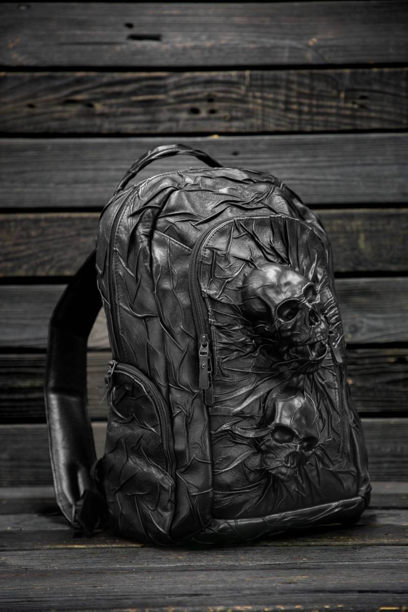 Schwarzer Lederrucksack Skulls, Großer Schwarzer Gothic Stil Biker Schwarzer Lederrucksack Skulls, Großer Schwarzer Gothic Stil Biker von LeatherCaptivity