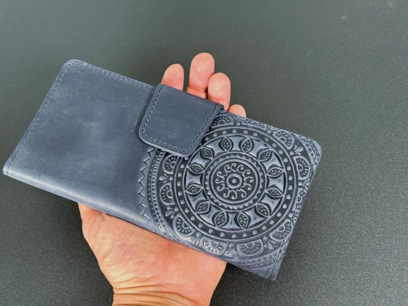 Blaue Leder Geldbörse Geprägtes Mandala, Vollnarbenleder, Münzfach von LeatherCraftsUA