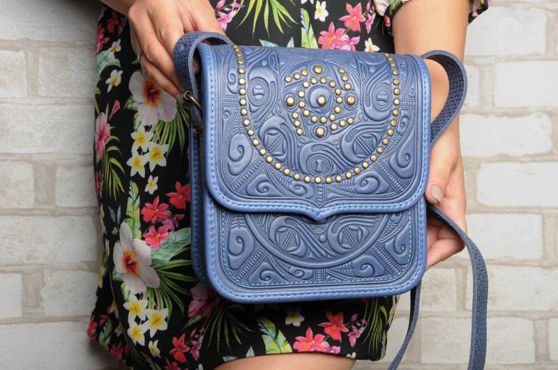 Blaue Leder Umhängetasche Hot Punziert Echtleder Messenger von LeatherCraftsUA