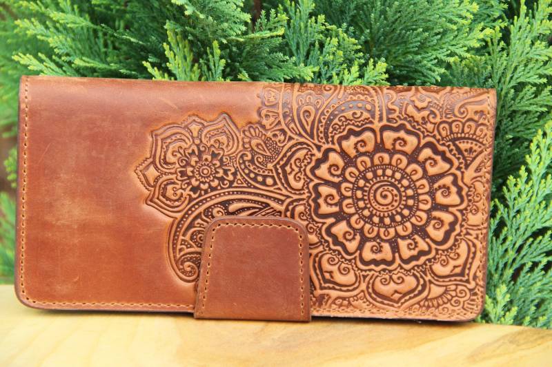 Braune Leder Geldbörse Mit Blumenprägung Lange Clutch Münzfach von LeatherCraftsUA