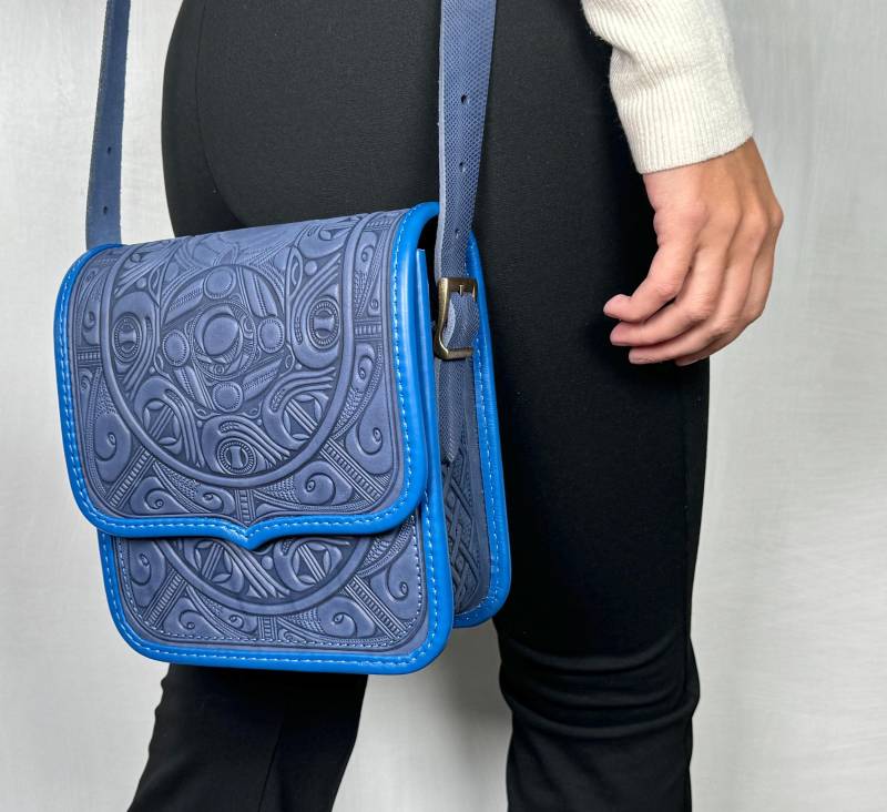 Geprägte Blaue Leder Crossbody Bag Heiße Punzierte Schultertasche von LeatherCraftsUA
