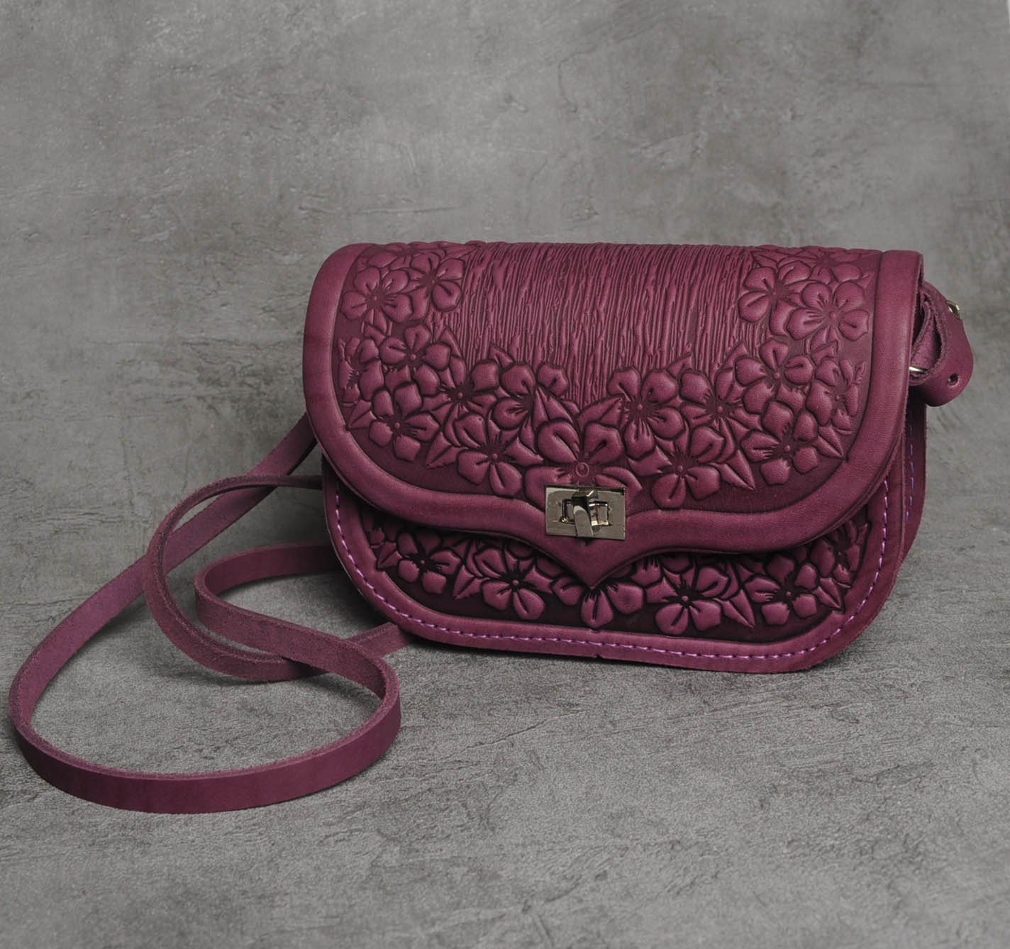 Lila Umhängetasche, Lila Leder Mini Geldbörse, Geprägte Crossbody Tasche, Kleine Viole Echtleder Tasche Mit Floralem Muster von LeatherCraftsUA