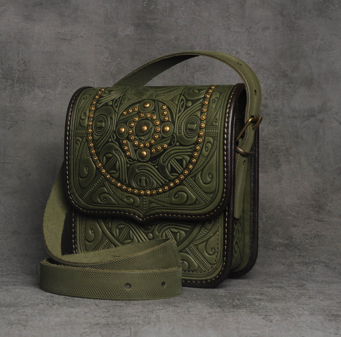 Olivfarbene Umhängetasche, Ledertasche Mit Metall, Hot Tooled Bag, Echtleder Tasche, Olive Crossbody Tasche Damen, Messenger Geschenkidee von LeatherCraftsUA