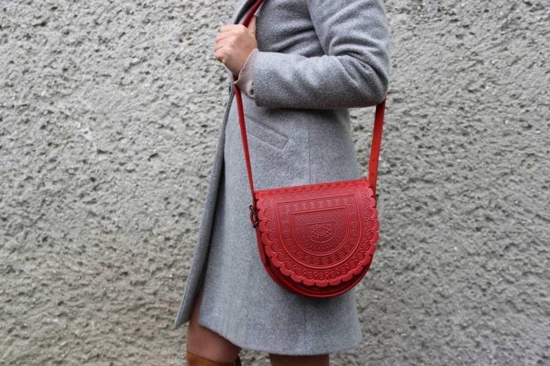 Rote Leder Umhängetasche Hot Punzierte Handgefertigte Messenger von LeatherCraftsUA