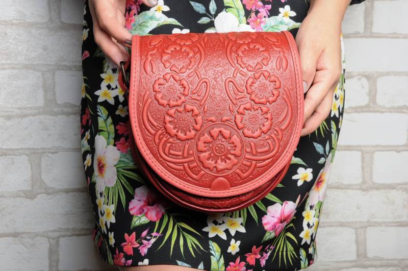 Rote Leder Umhängetasche Hot Punzierte Mohnblumen, Handgemachte Geldbörse von LeatherCraftsUA