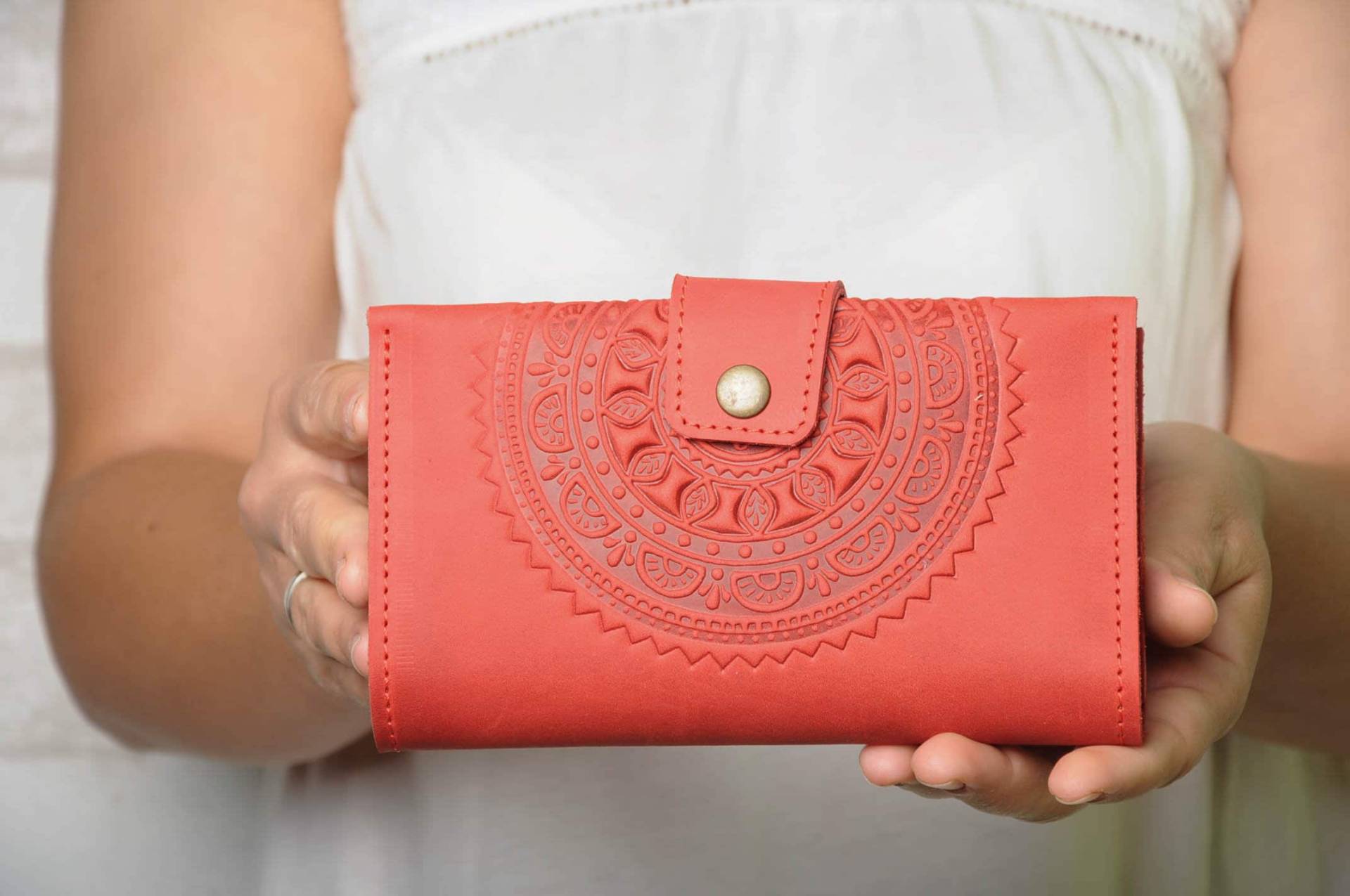 Rotes Leder Brieftasche, Mandala Reise Rote Brieftasche Frauen, Lange Kupplung Frauen Geschenk Für Sie von LeatherCraftsUA