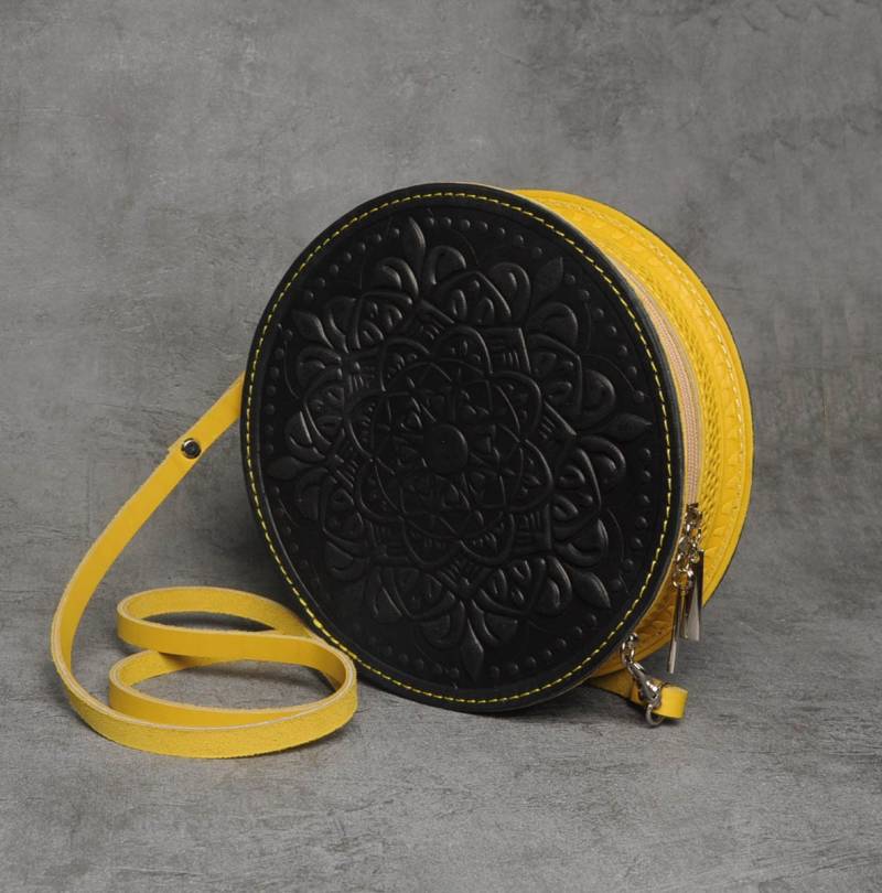 Schwarze/Gelbe Runde Tasche, Schwarze Ledertasche, Damen Taschen, Leder Abendtasche, Runde Ledertasche von LeatherCraftsUA