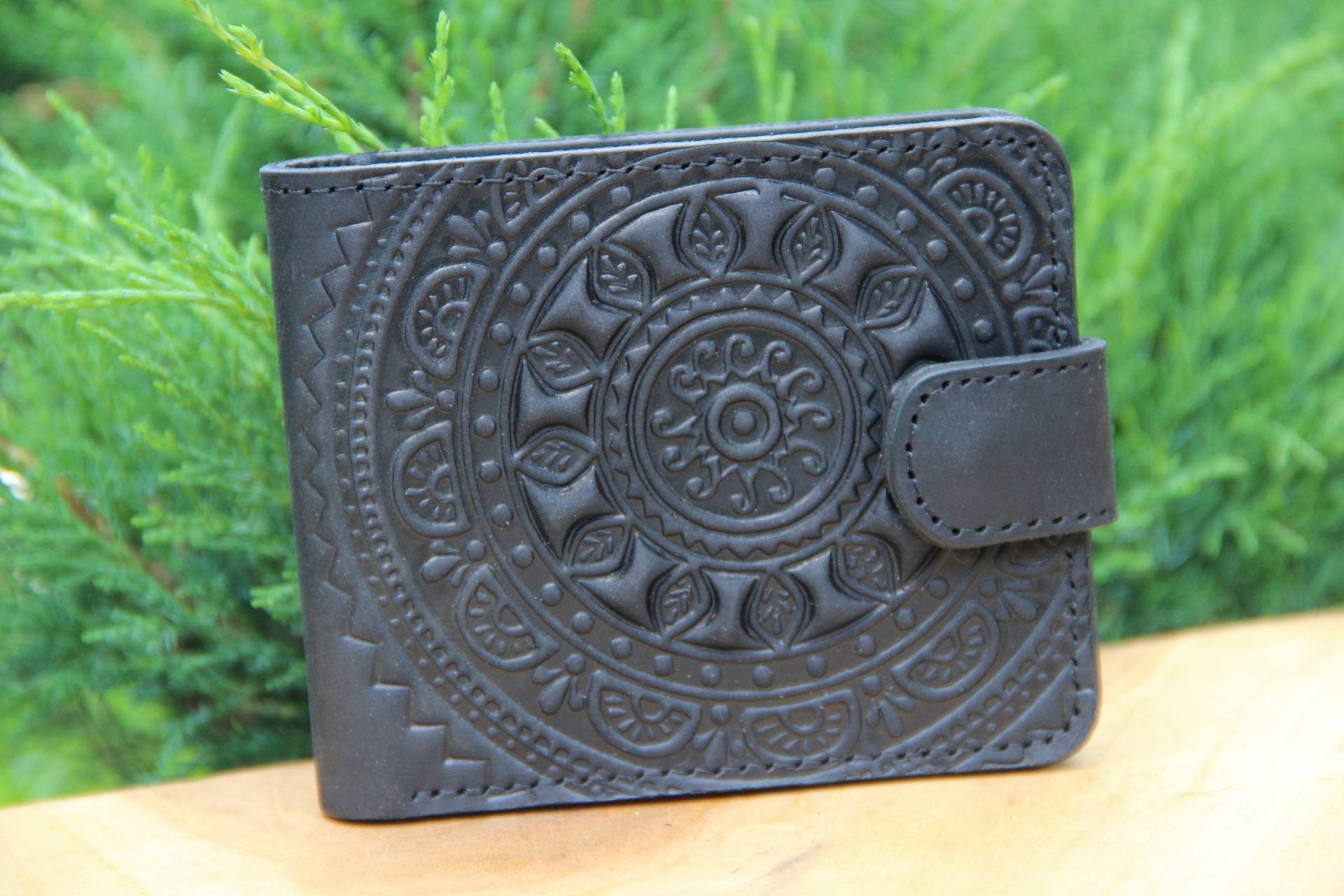 Weiches Leder Schwarz Bifold Brieftasche Mandala, Premium Kleine Boho Herren, Echtes Für Frauen von LeatherCraftsUA