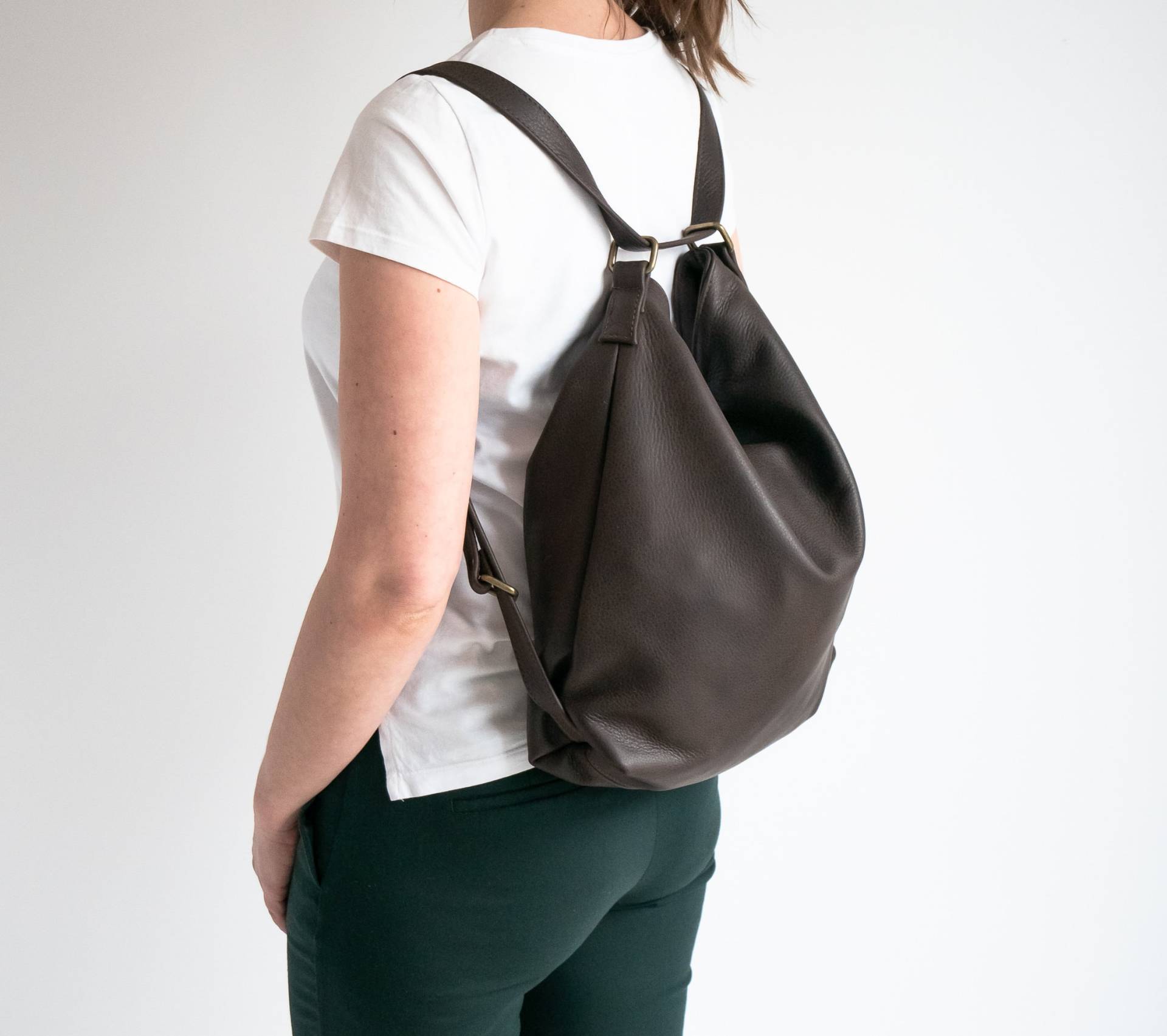 Brauner Convertible Rucksack, Dunkelbrauner Leder-Rucksack, Schultertasche, Crossbody Lederhandtasche, Hobo-Tasche Aus Leder, Schultasche von LeatherDesignStudio