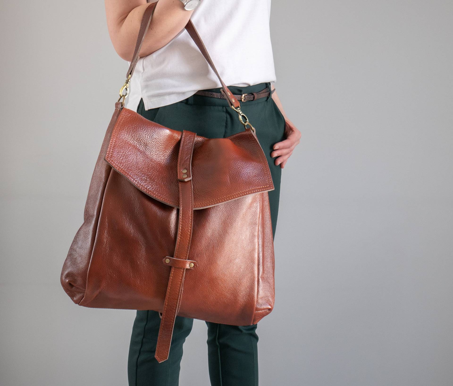 Carryall Tasche, Braune Wandelbare Rucksack Geldbörse, Große Cognac Reisetasche, Leder Umhängetasche, Übergroßer Rucksack, Weekender Handtasche von LeatherDesignStudio