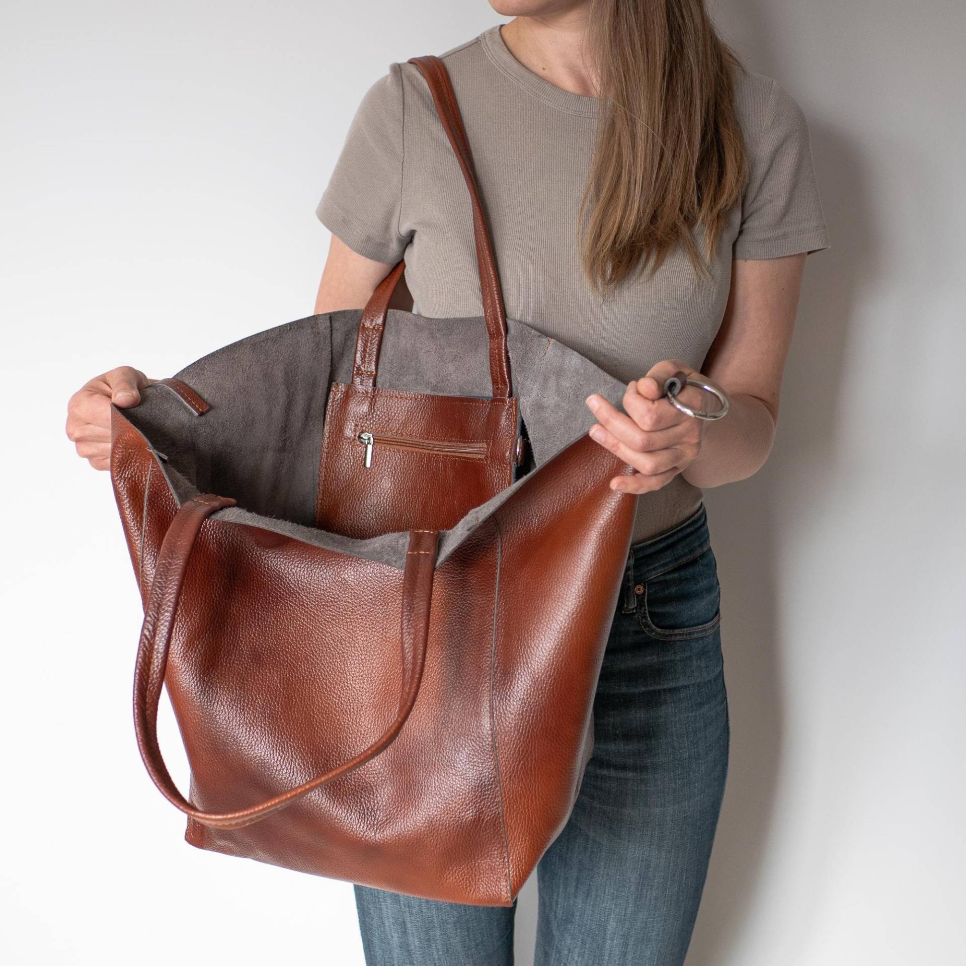 Cognac Brown Oversize Shopper Umhängetasche - Leder Schultertasche Einkaufstasche Große Handtasche Für Den Alltag Reisetasche von LeatherDesignStudio