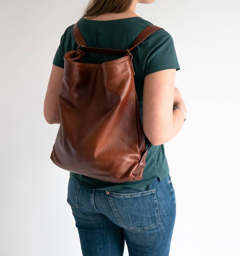 Convertible Rucksack, Cognac Braune Umhängetasche, Leder Backpack Handtasche, Distressed Hobo Bag, Crossbody Ledertasche, Geldbörse von LeatherDesignStudio