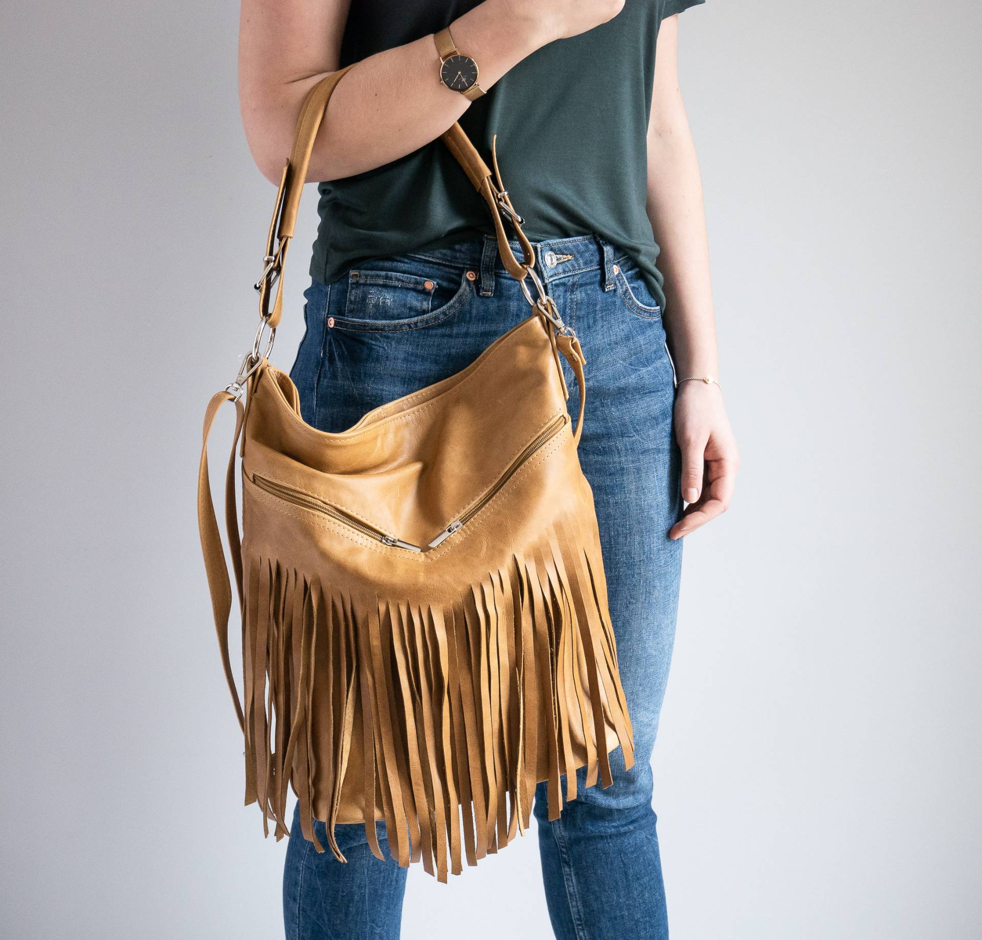 Gelbe Hobo Tasche, Distressed Tan Leder Große Fransen Tasche Quasten, Große Crossbody Ledertasche von LeatherDesignStudio