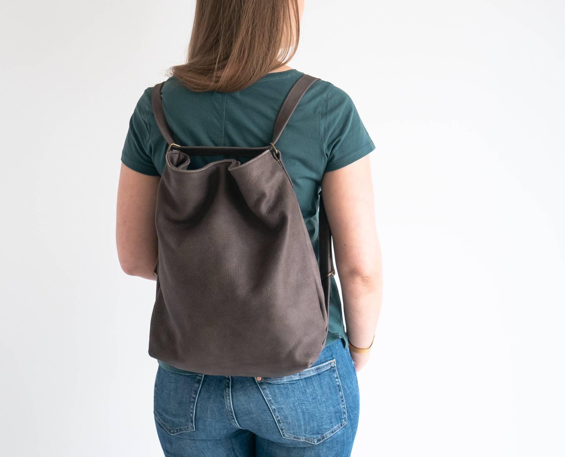 Grau Brauner Cabrio Rucksack, Leder Rucksack Geldbörse, Schultertasche, Crossbody Lederhandtasche, Schultasche, Beunruhigte Hobo Tasche von LeatherDesignStudio