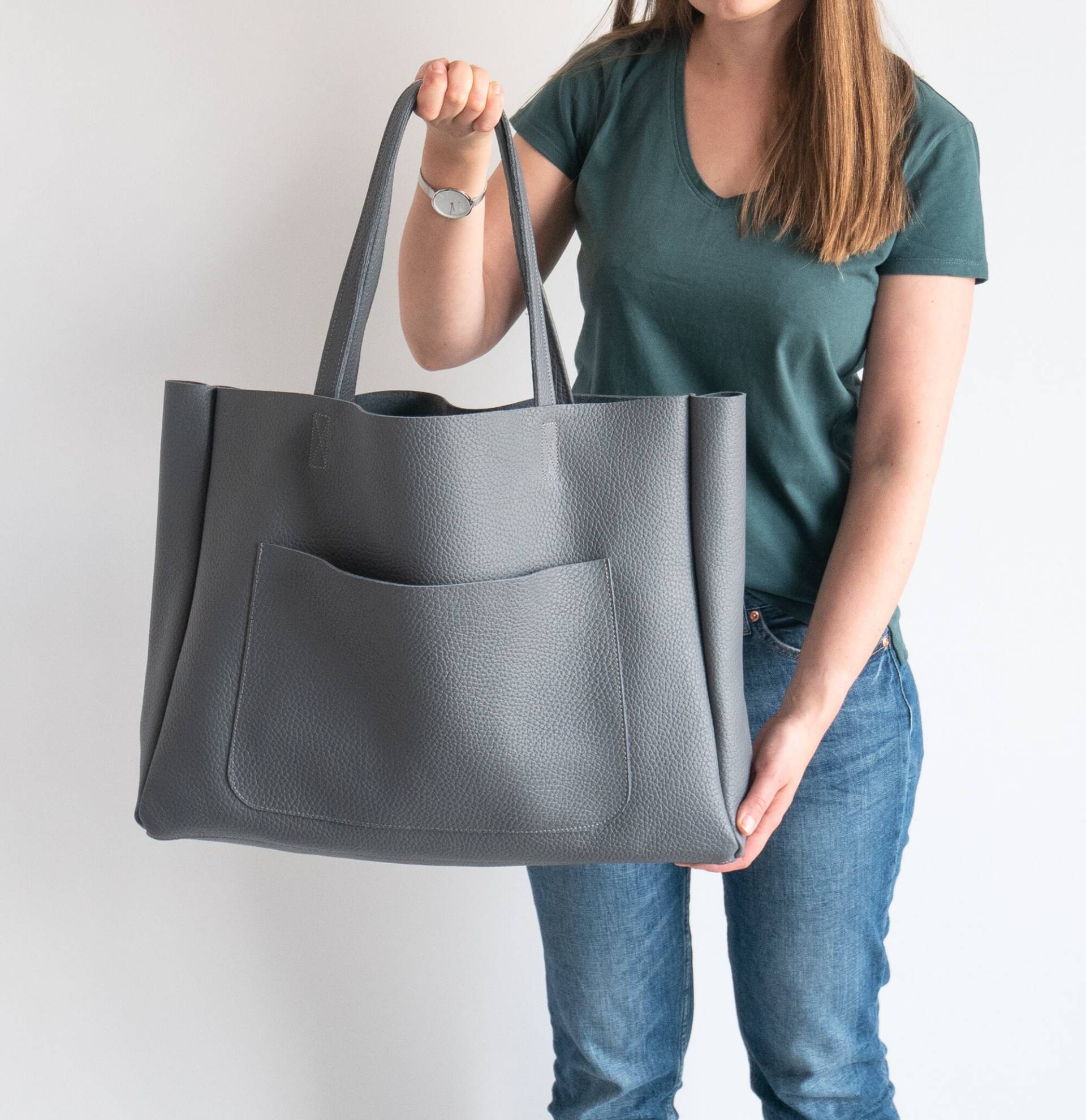 Graue Grosse Schultertasche, Oversize-Ledertasche, Leder Frauen Geldbörse, Große Schultertasche, Alltags-Leder-Einkaufstasche, Dunkelgraue Handtasche von LeatherDesignStudio