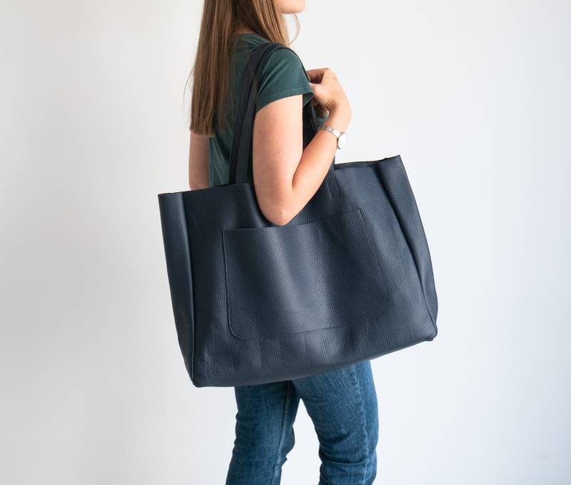 Große Tote Bag, Navy Blau Oversize Shopper, Leder Einkaufstasche, Weekender Tote, Xxl Geldbörse, Lederhandtasche von LeatherDesignStudio
