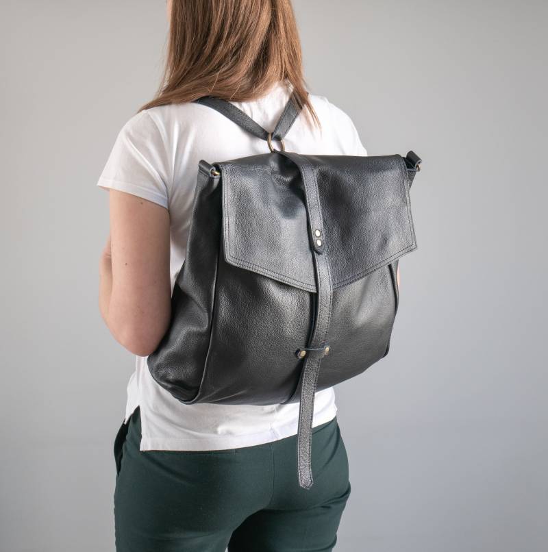 Große Wandelbare Rucksack-Geldbeutel, Schwarze Innentasche, Große Reisetasche, Lederne Schultertasche, Übergroße Weiche Handtasche von LeatherDesignStudio
