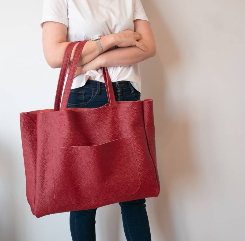 Leder Tasche | Übergroße Crimson Rot Handtasche Geräumiger Arbeitsreise-Geldbeutel Mit Taschen Handgefertigte Umhängetasche Große Geldbörse von LeatherDesignStudio