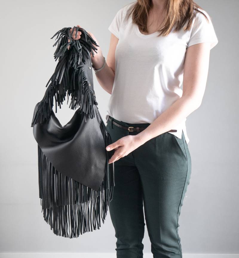 Schwarze Crossbody Ledertasche, Ledertasche Mit Fransen, Schwarze Boho Tasche, Leder Geldbörse, Lange Fransen Hippe Western Style Geldbörse von LeatherDesignStudio