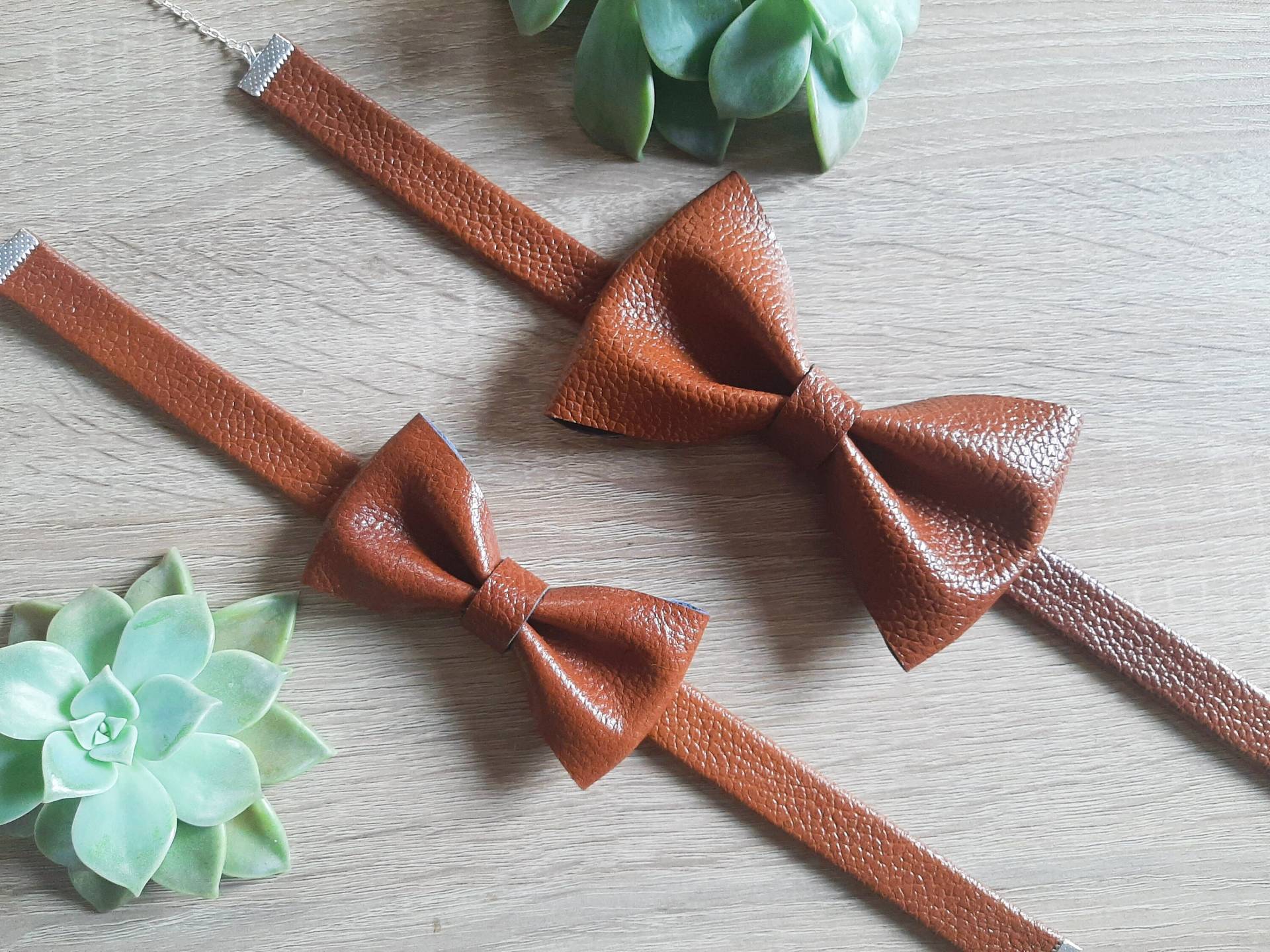 Handgefertigte Fliege Aus Braunem Leder Verstellbare Herren - Oder Jungenfliege von LeatherDetails