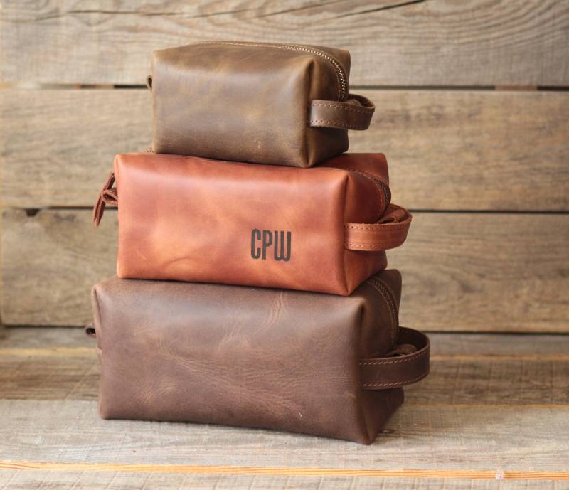 Personalisiertes Leder Dopp Kit Gravierte Herren Kulturtasche Personalisiertes Leder Dopp Kit Gravierte Herren Kulturtasche von LeatherDoppKit