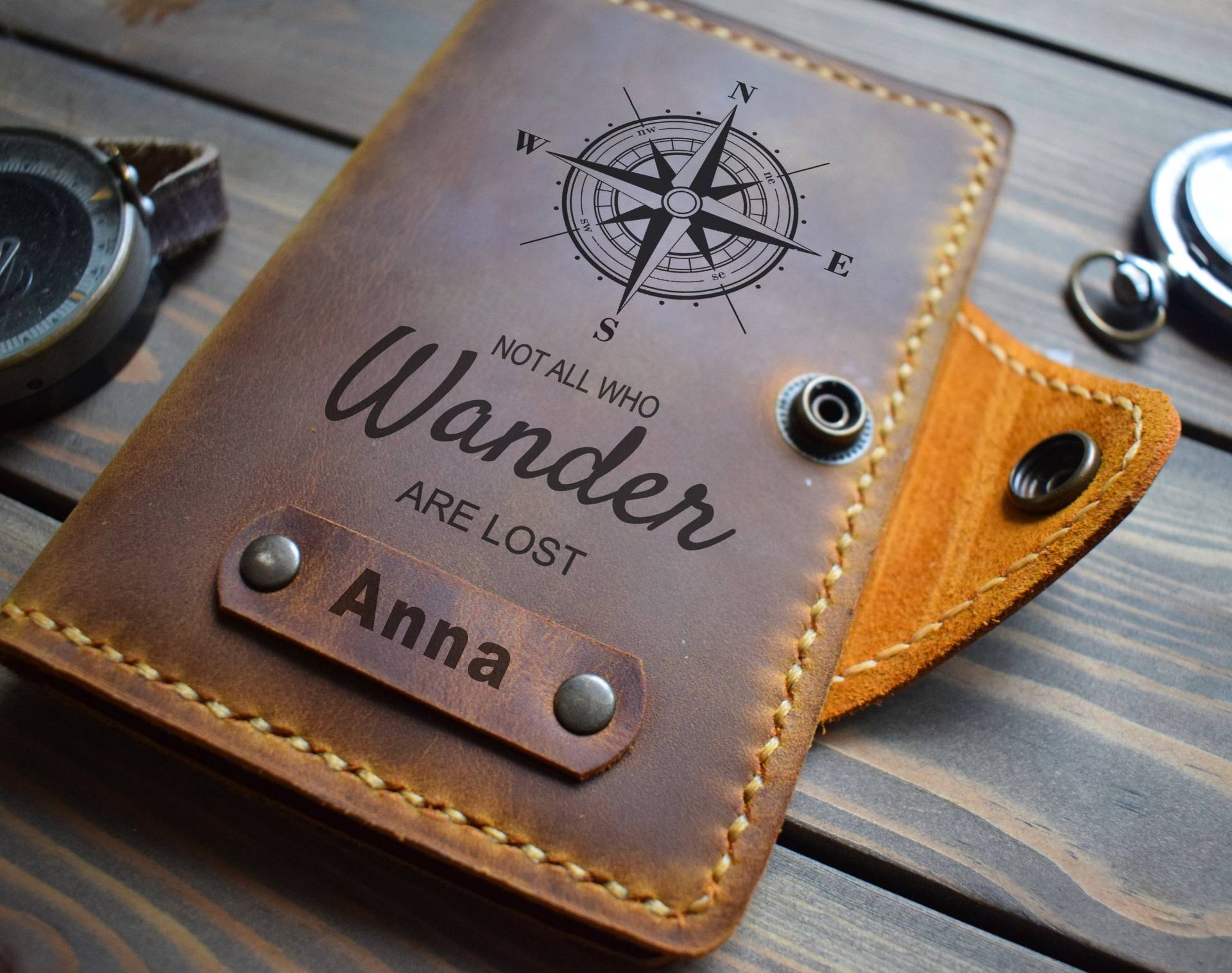Personalisierte Leder Passport Cover Weltkarte Kompass Brieftasche Personalisierte Leder Passport Cover Weltkarte Kompass Brieftasche von LeatherFamilyUA