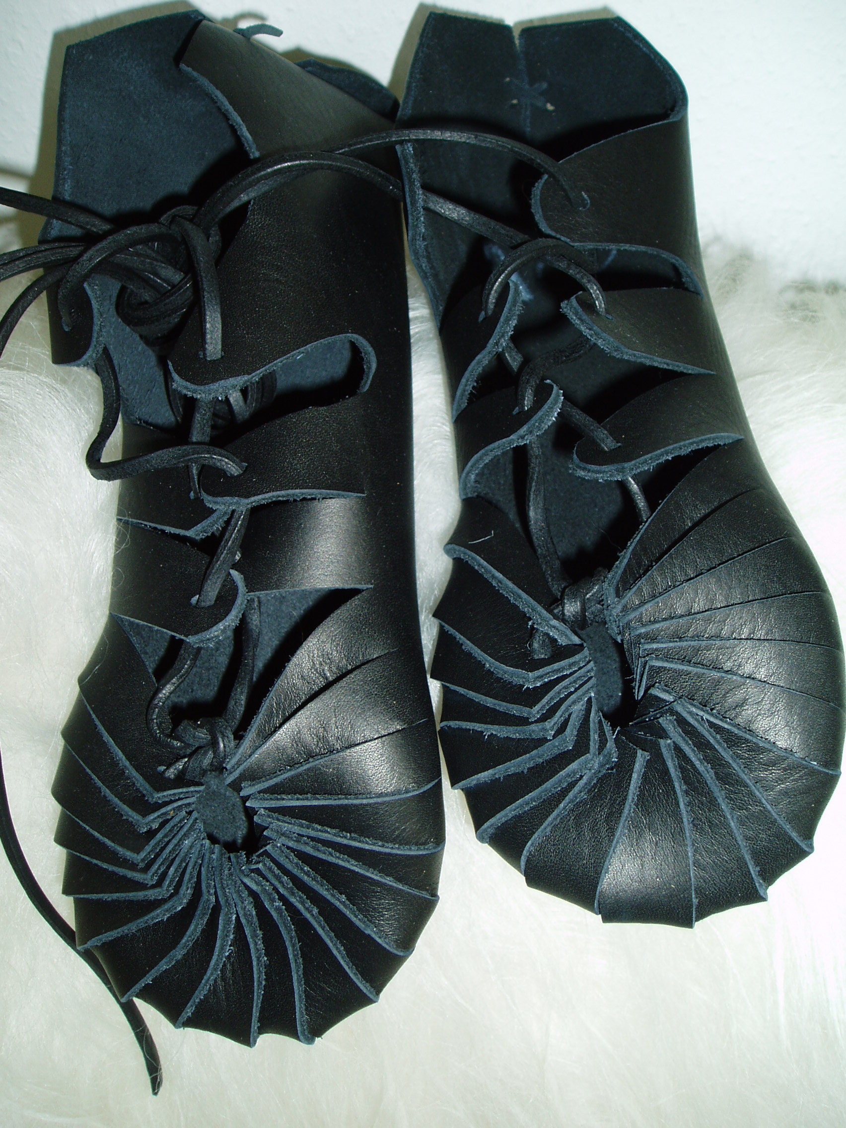 Bio Barfußschuhe Gr. 40-50 Unisex Mittelalter Bundschuhe in Schwarz, Braun Und Cognac von LeatherFeltDesign