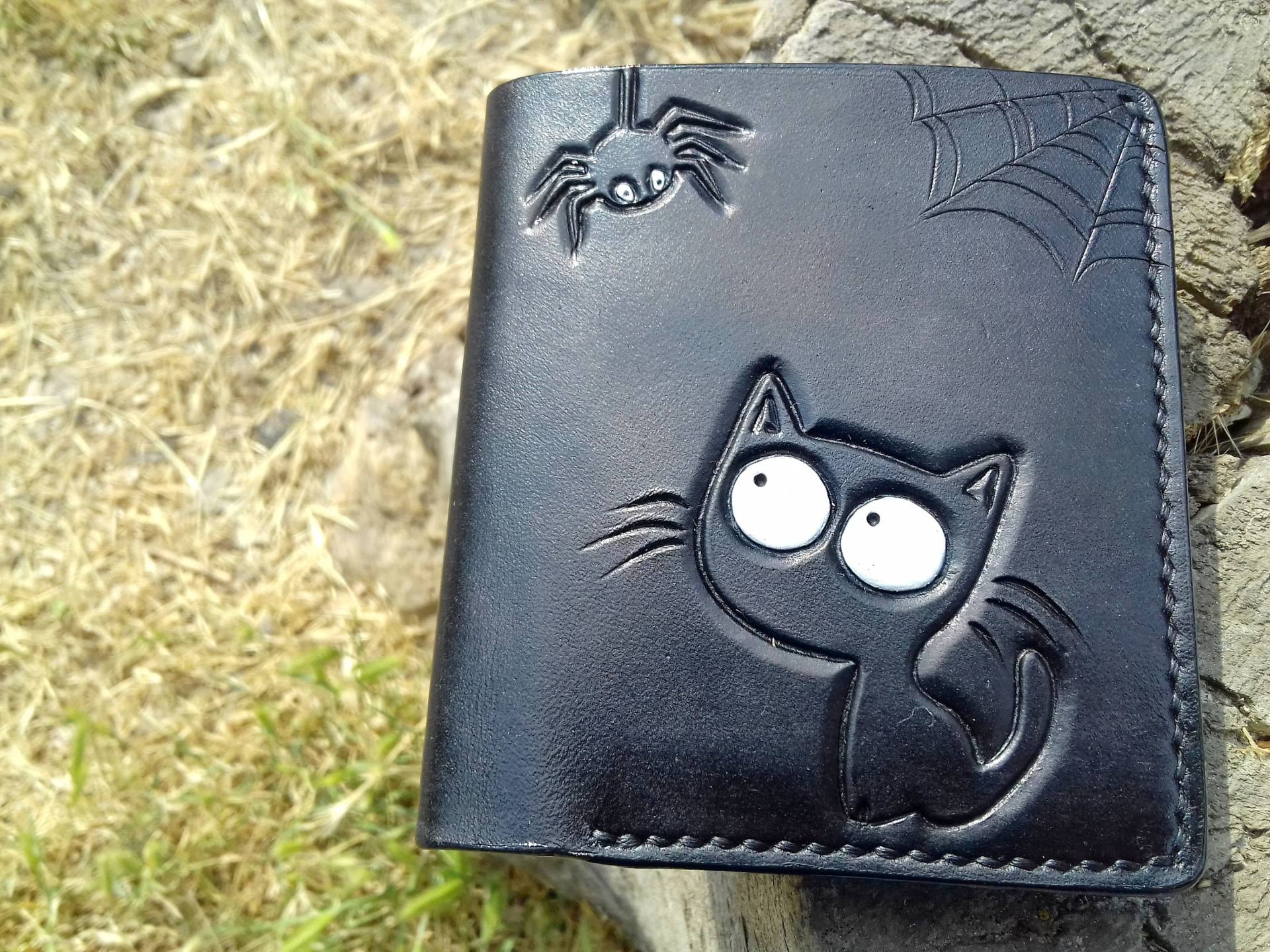 Brieftasche Aus Katzenleder, Katze Und Spinne, Reisedokument, Schlanke Geldbörse, Zweifache Brieftasche, Biker-Brieftasche, Handpunzierte von LeatherHedgehog
