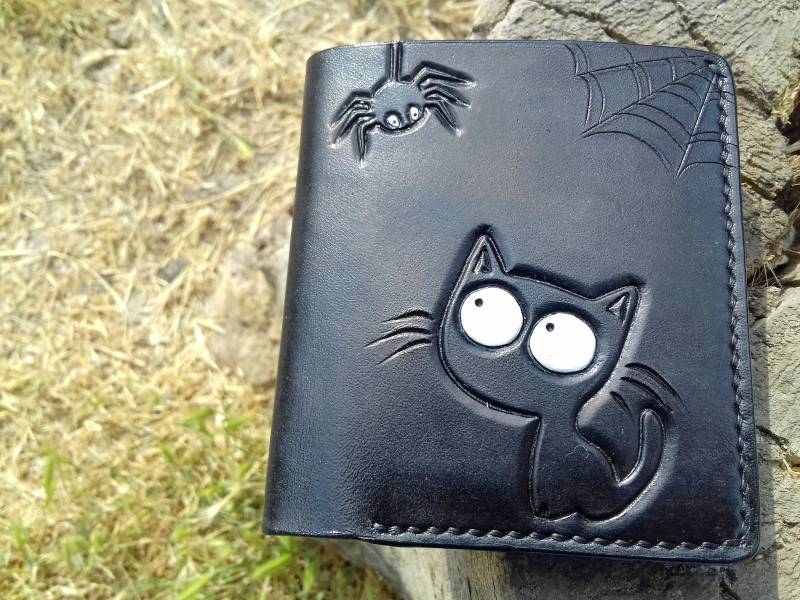 Brieftasche Aus Katzenleder, Katze Und Spinne, Reisedokument, Schlanke Geldbörse, Zweifache Brieftasche, Biker-Brieftasche, Handpunzierte von LeatherHedgehog