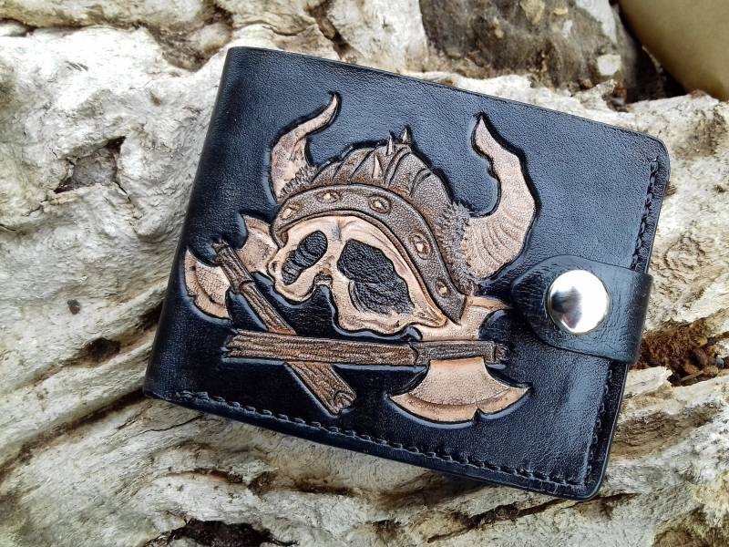 Der Schädel Der Wikinger Mit Axt, Viking Brieftasche, Schnitzen, Handgeschnitzten Leder, Biker Portemonnaie, Nordic, Bearbeitete Leder Bifold, Larp von LeatherHedgehog