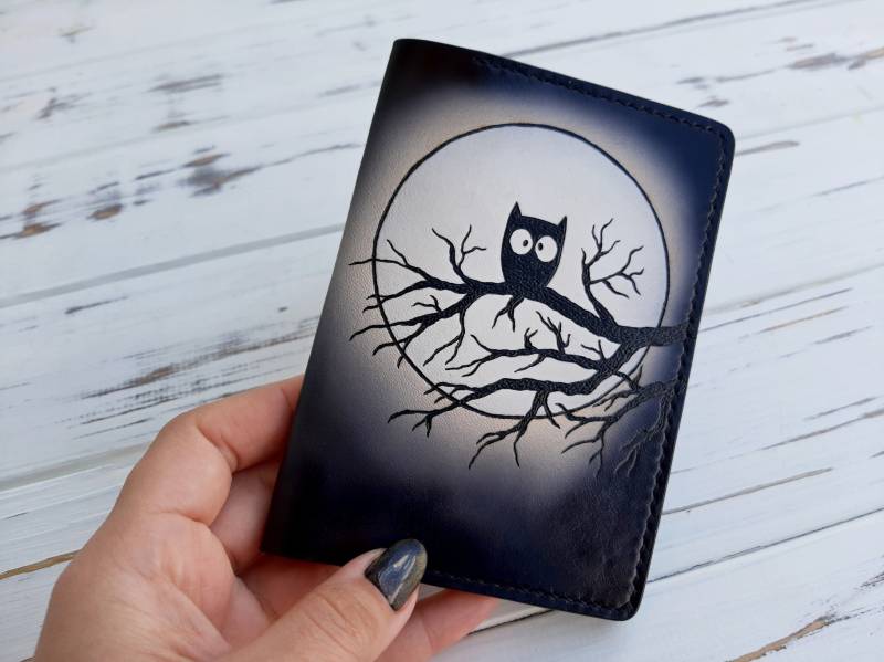 Eule Passhülle, Auf Baum, Silhouette, Vollmond, Pyrography Leder, Handbemalter Halter, Reisedokumente, Portemonnaie, Custom Leder von LeatherHedgehog