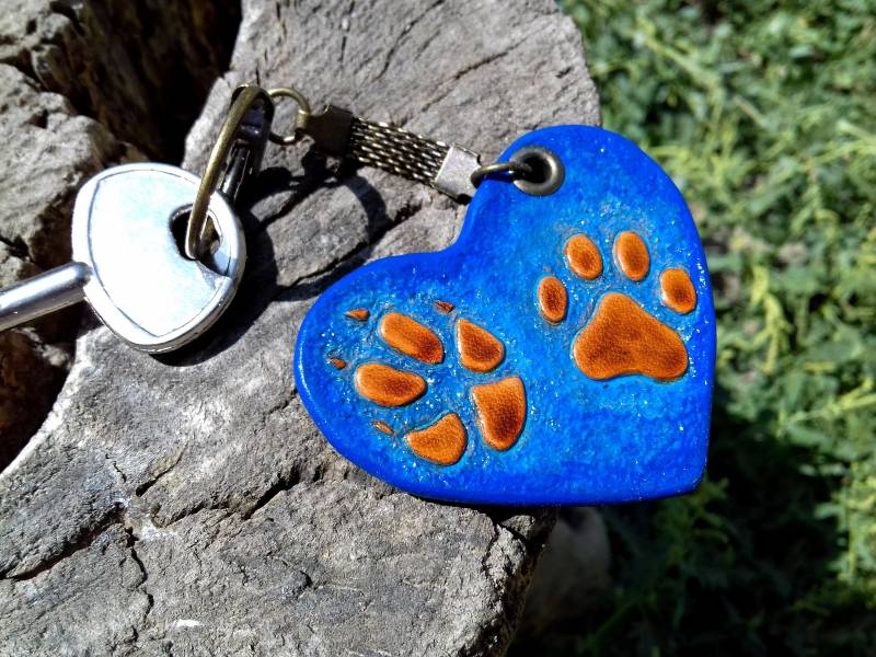 Herz-Schlüsselanhänger Mit Pfoten Tier Geschnitzt Leder Schlüsselanhänger, Custom Schlüssel, Personalisierte Pfotenabdrücken, Gemalt, Von Hand von LeatherHedgehog