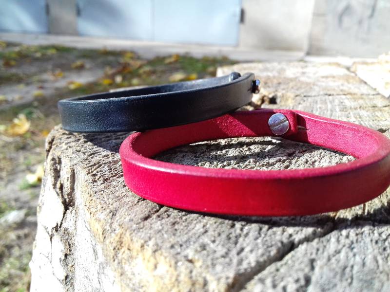Leder, Schwarz Rote Bündchen, Benutzerdefinierte Lederarmband, Gravur Armband, Innen Geheime Nachricht Manschette, Schlichtes Armband Personalisiert von LeatherHedgehog