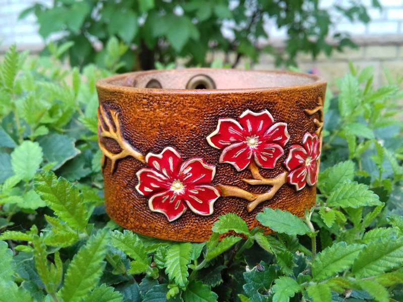 Leder-Blumen-Armband, Blume Manschette, Custom Ledermanschette, Handgeschnitzten Leder, Biker-Armbänder, Boho-Blumen-Armband, Western Armbänder von LeatherHedgehog