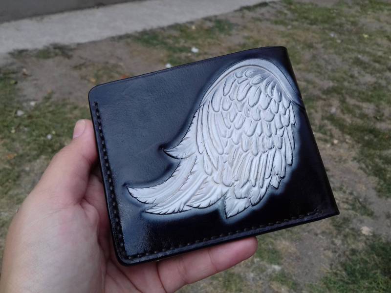 Leder Brieftasche Flügel, Federn, Engel, Kredit Karte Brieftasche, Biker Portemonnaie, Geschnitzte Geldbörse, Hand Nachgerüstet, Bifold Trucker von LeatherHedgehog