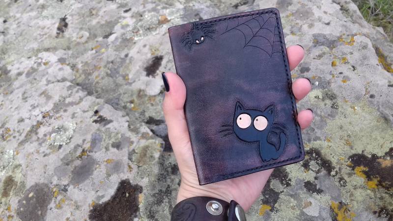 Leder-Pass-Inhaber, Reisepass-Cover, Ledermappe Katze, Katze Und Spinne, Portemonnaie, Reisedokument, Leder-Geldbörse von LeatherHedgehog