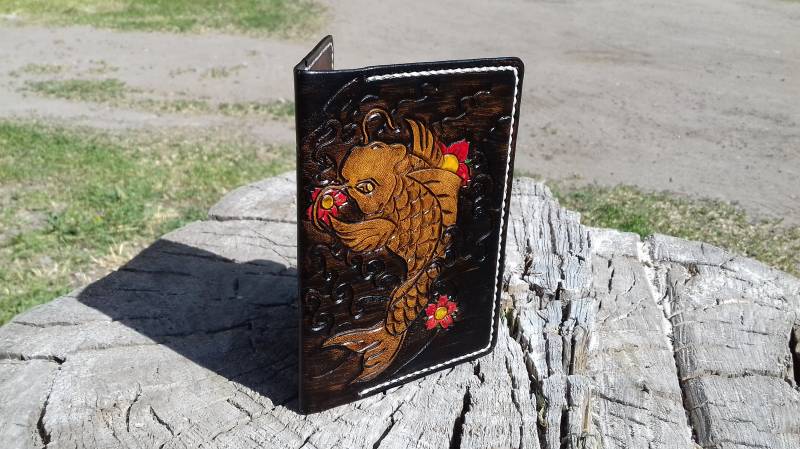 Leder-Reisepass-Cover Mit Fisch, Carving-Portemonnaie Aus Leder, Koi-Karpfen, Reisedokument, Angeln Geschenke, Carpe Koi, Leder Larp, Pass-Inhaber von LeatherHedgehog