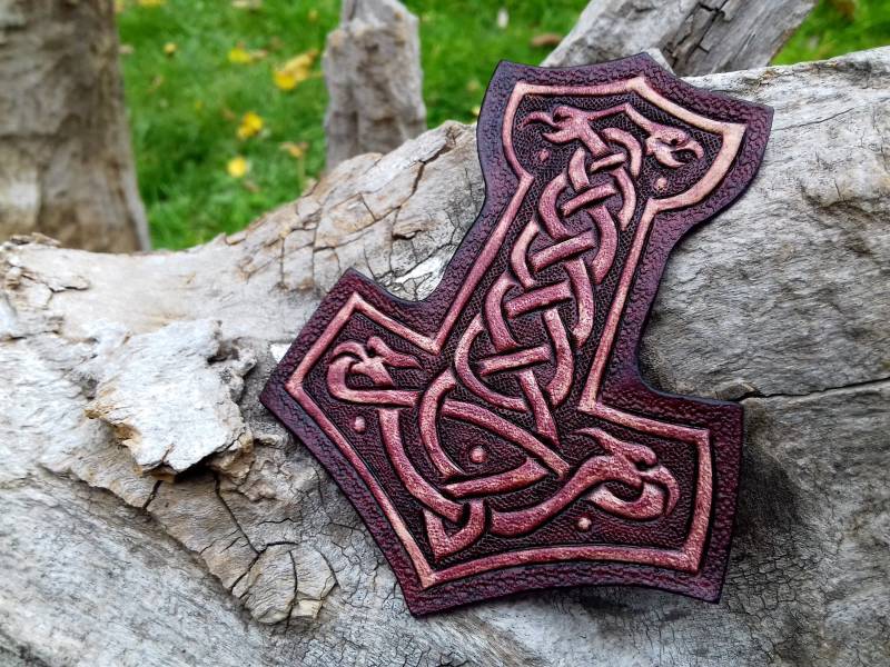 Lederpatch Mjölnir, Geschnitzt Aus Leder, Thors Hammer, Biker Patch, Pagan, Wikinger, Custom Leder Heiden, Patch, Berserker Kleidung von LeatherHedgehog
