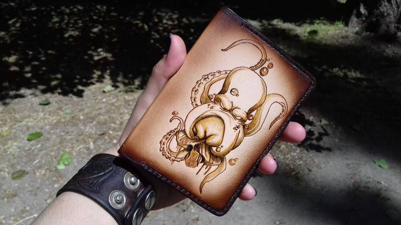 Schädel Und Kraken Leder Reisepass-Cover, Octopus Brieftasche, Brandmalerei Reisedokument, Geldbörse, Brieftasche Reiseorganizer, Pass-Inhaber von LeatherHedgehog