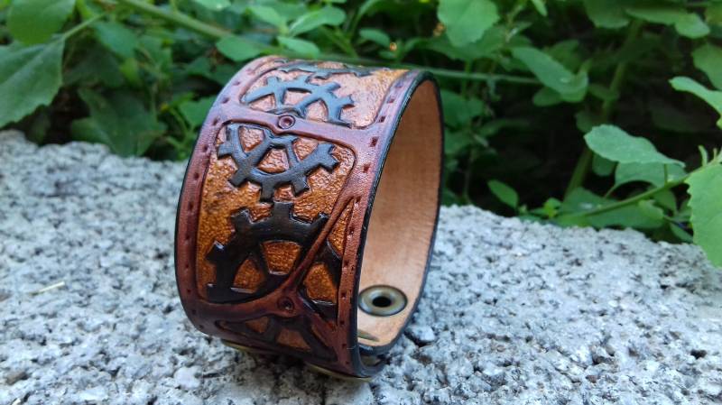 Steampunk Zahnrad-Leder-Armband, Leder Schnitzen, Herren-Steampunk-Manschette, Larp Cosplay, Steampunk-Zubehör, Handbemalt Lederarmband von LeatherHedgehog