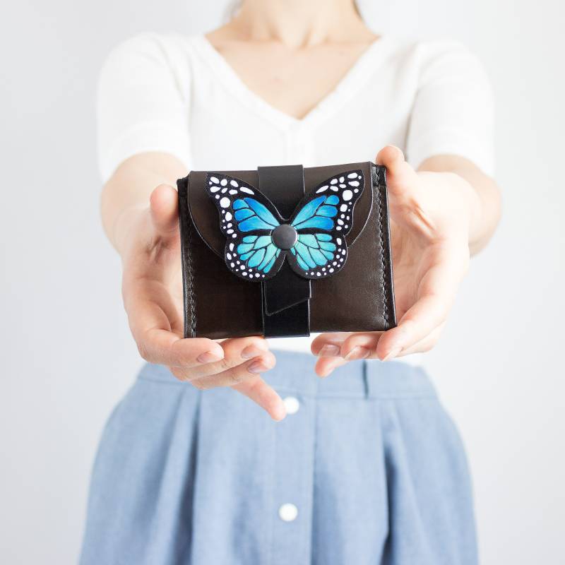 Handgefertigter Kartenhalter Aus Leder Handgemaltes Schmetterling Design von LeatherHomeGoods