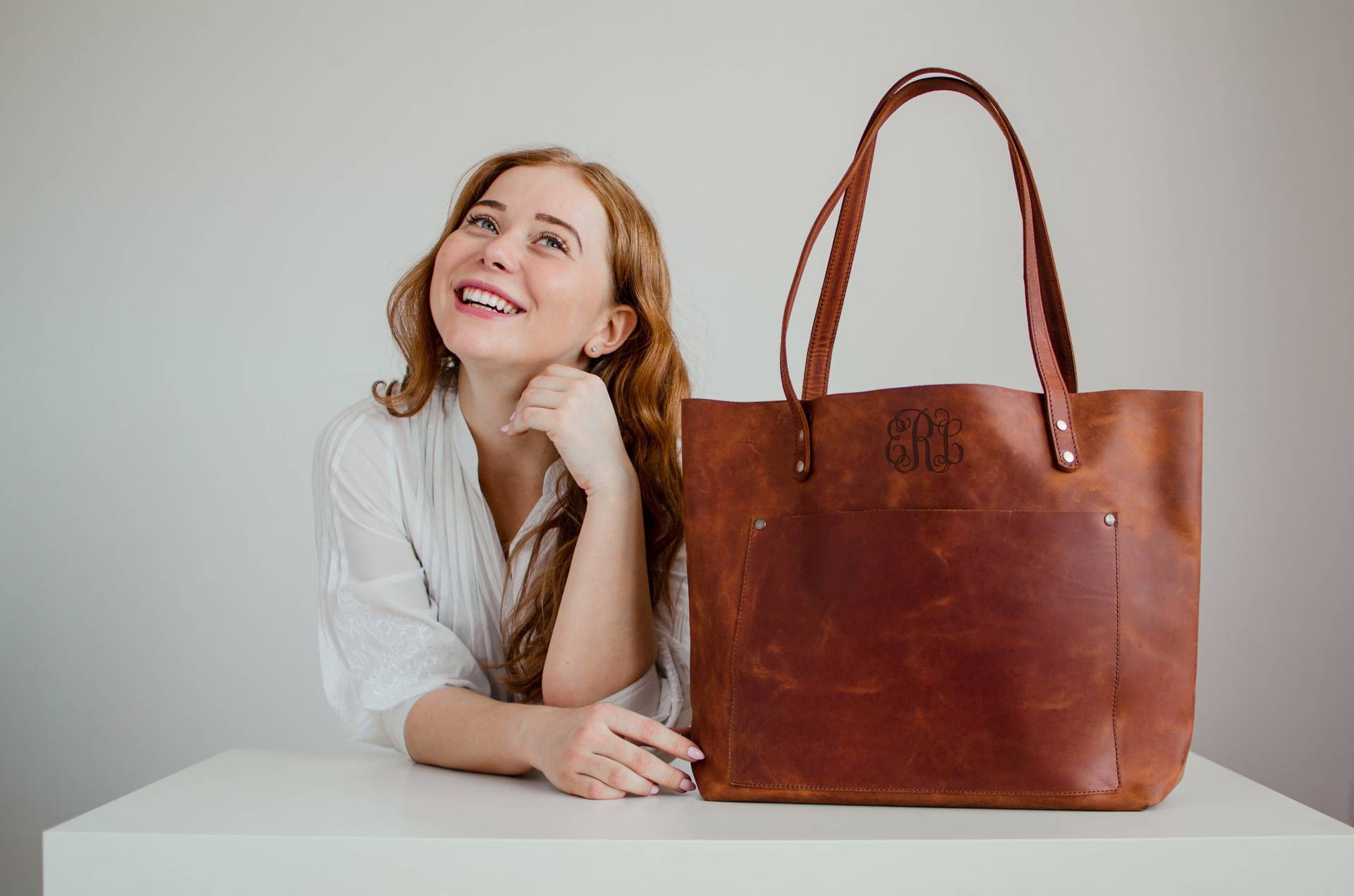 Personalisierte Damen Geschenk, Leder Reißverschluss Tasche, Alltagstasche, Laptop Elegante Shopper Jubiläumsgeschenk von LeatherMySkin